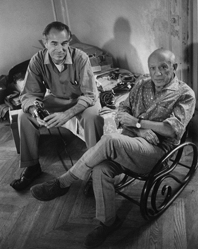 David Douglas Duncan, Picasso posant avec Duncan, Septembre 1960 © Gjon Mili_Succession Picasso 2022