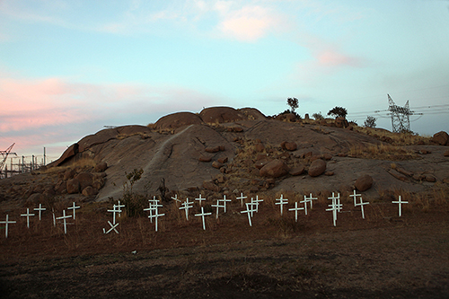 TPH8_Museum der Arbeit_Kreuze für die 34 erschossenen Minenarbeiter in Marikana, 16. August 2013, Foto Alon Skuy