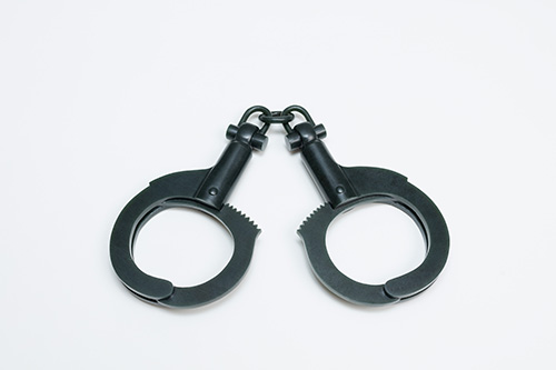 ai_weiwei_handcuffs_2012_privatsammlung_foto_albertina_lisa_rastl_reiner_riedler_c_2022_aiweiwei