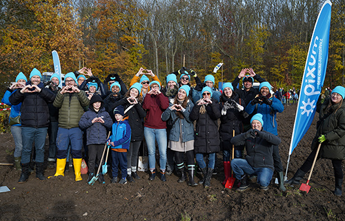 Mitarbeitende von Pixum engagieren sich für ein Ein Wald für Köln