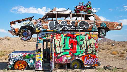 oGebilde aus buntern Schrottautos des International Car Forest of the Last church Sidney Martinez Travel Nevada-web