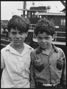 Andreas Feininger, Lower East Side Kids on a Brooklyn Dock, New York, 1940, Andreas Feininger Archive, c/o Zeppelin Museum Friedrichshafen