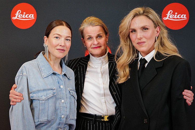Stahl 08_v.l. Hannah Herzsprung, Karin Rehn-Kaufmann, Art Director & Chief Representative Leica Galleries International, und Lena Stahl in der Leica Galerie Wetzlar