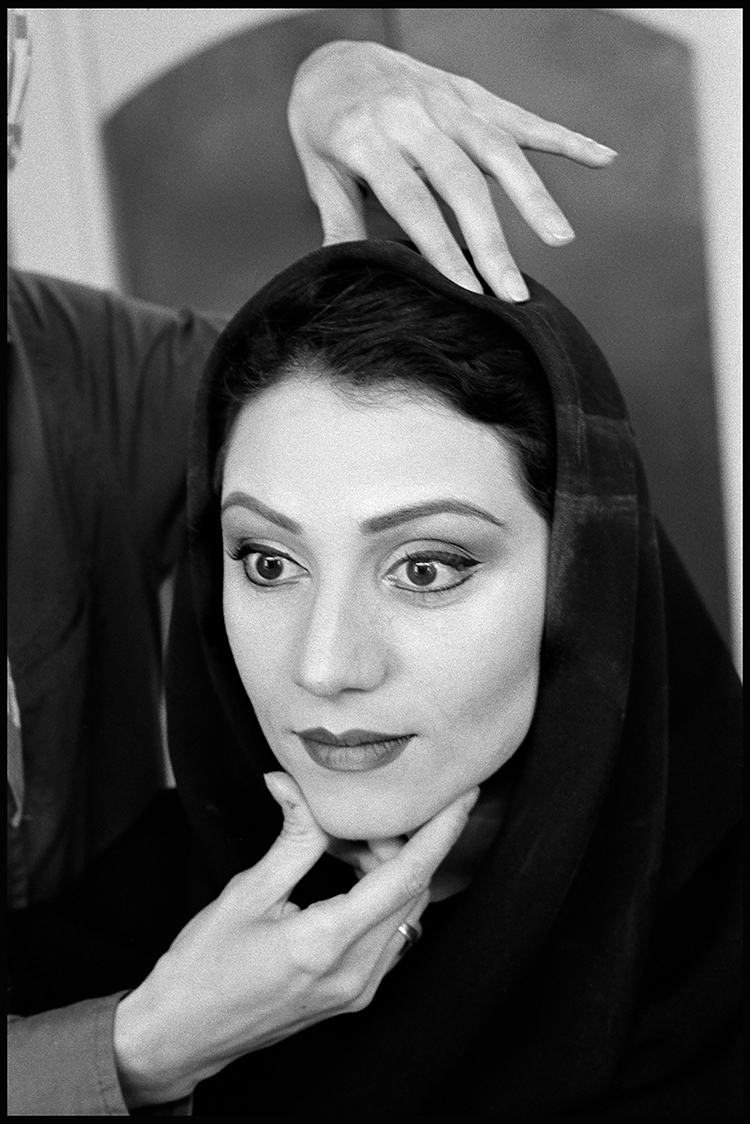 Gacilly 837977 ABBAS 300 DPI Teheran, Iran, 2003. Eine Schauspielerin lässt sich für ein Stück schminken, das im City-Theater aufgeführt werden soll.