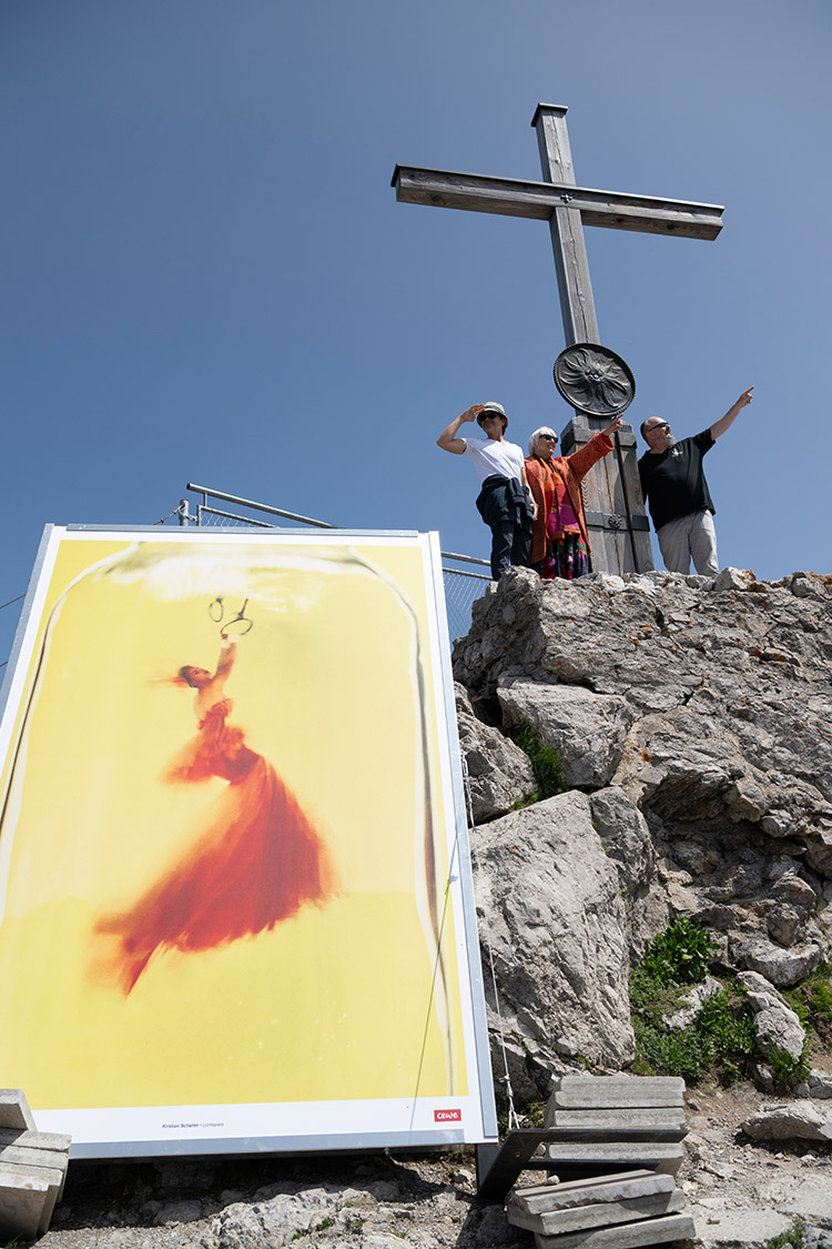 Foto v.l. n.r. Krstian Schuller, Claudia Roth und Christian Popkea