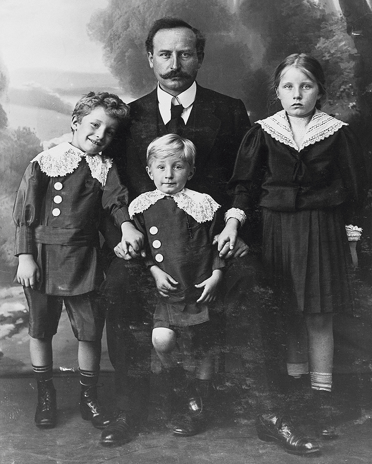 E.Leitz-II-m.Kindern (002) - Ernst Leitz „Der Zweite“ mit seinen Kindern Ernst „Der Dritte“, Ludwig und Elsie.