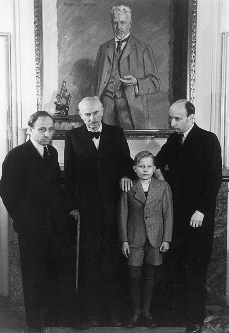 - Vier Generationen Leitz: Vor dem Porträt von Ernst Leitz I (von links) Ludwig Leitz, Ernst Leitz II, Knut-Kühn-Leitz und Ernst Leitz III