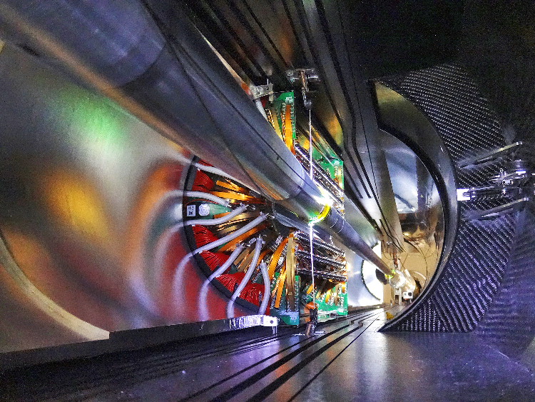Shop (1) Blick in den CMS-Detektor am ringförmigen Large Hadron Collider bei Genf. Er ist einer der beiden Detektoren, die 2012 das Higgs-Boson aufgespürt und damit ein bis dahin fehlendes Glied im Standardmodell der Teilchenphysik nachgewiesen hatten. Am nächsten zur Stahlröhre, in der die Teilchen kollidieren und die an ihrer dünnsten Stelle nicht mal 5 cm Durchmesser hat, liegt der von der ETH mitentwickelte Pixeldetektor