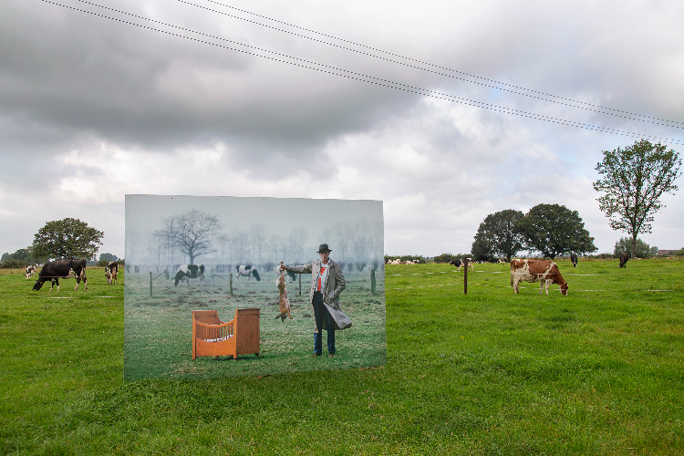 Beys neu 08_ARTBEU_210829_1101.2 Die Installation zeigt genau jenen Ort beim Dassendonkshof in Mehr, wo Gerd Ludwig 1978 Joseph Beuys mit Wiege und Hase fotografiert hat.