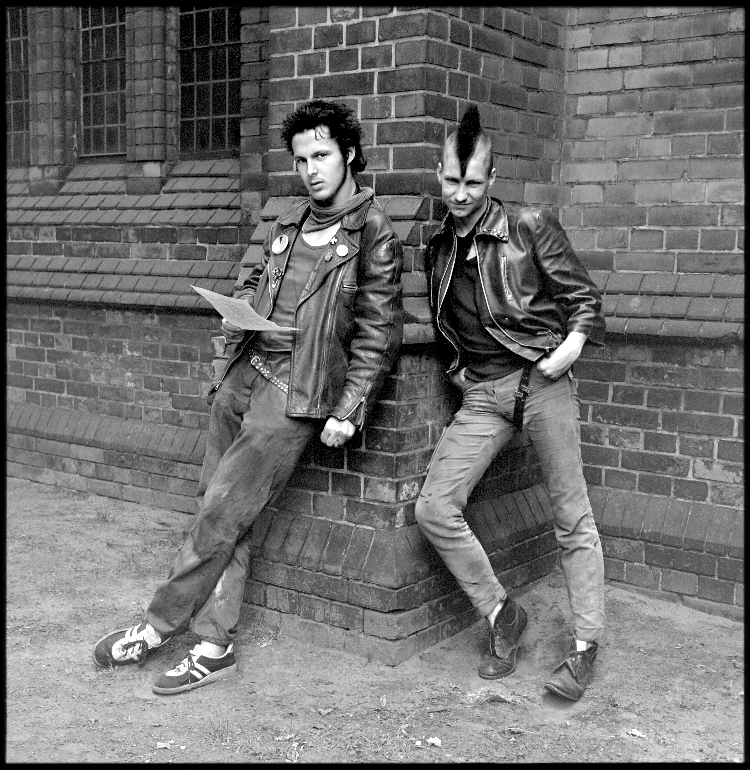 Deutsch Gerd-Danigel-Zwei-Punker-Erloeserkirche-Berlin-Lichtenberg-1983-Deutsche-Fotothek-Dresden