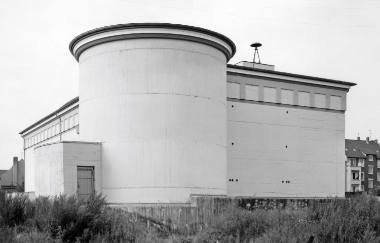 Boris Becker, Hochbunker Braunschweig Madamenweg, 1987 ╕ Boris Becker und VG Bild-Kunst, Bonn 2025, Courtesy der Künstler