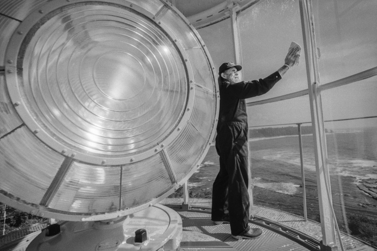 Leuchturmwärter Jerry Etzkorn beim Putzen der Glasscheiben des Leuchturmes Carmanah Point auf Vancouver Island in Kanada.