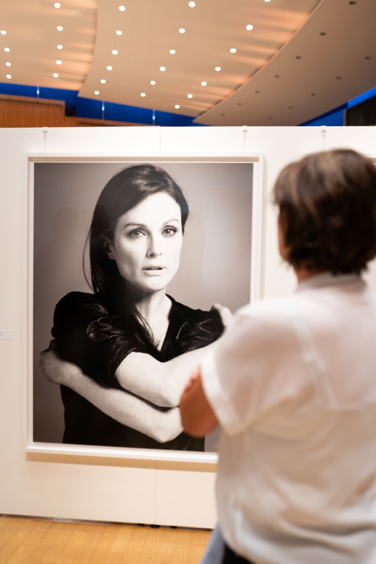 Foto Bryan Adams . Besucherin vor Bild Julianne Moore 2025