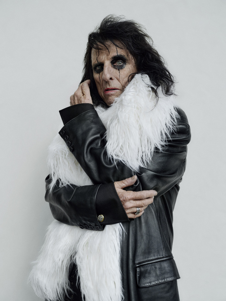 Foto Bryan Adams. Alice Cooper mit Federboa, Deutschland 2024