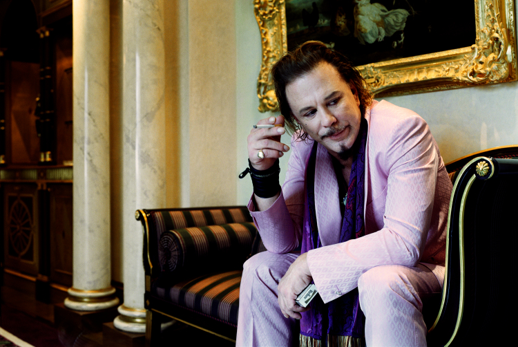 Foto Bryan Adams. Mickey Rourke in rosa Anzug London 2005