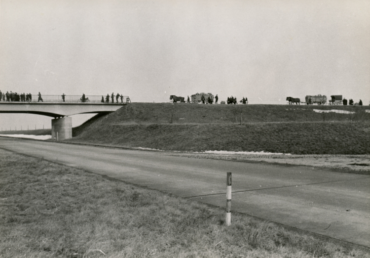 Der Treck überquert die Reichsautobahn bei Bunzlau, Februar 1945. Bildnachweis: Dokumentationszentrum Flucht, Vertreibung, Versöhnung; Foto: Tschira Der Treck überquert die Reichsautobahn bei Bunzlau, Februar 1945. Bildnachweis: Dokumentationszentrum Flucht, Vertreibung, Versöhnung; Foto: Tschira