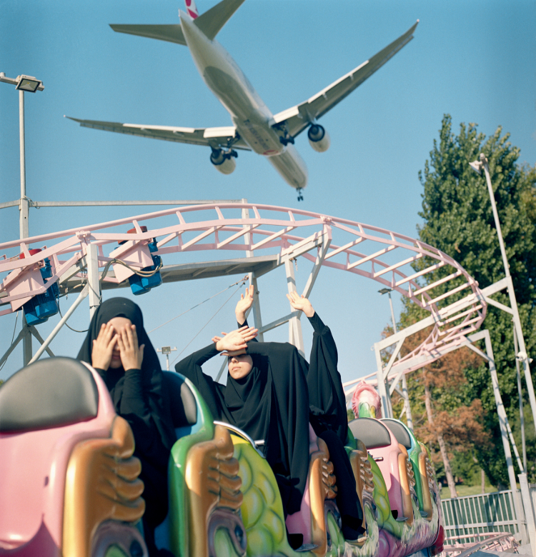 A plane flying low over students at an amusemenet park Istanbul Turkey 2018 copyright Sabiha Cimen Magnum Photos