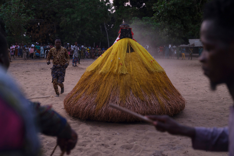 Tänze und Zeremonien wie sie von Generation zu Generation vererbt werden Tänze und Zeremonien wie sie von Generation zu Generation vererbt werden