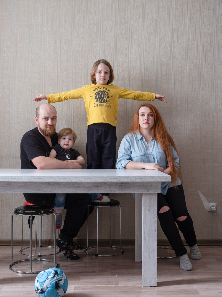 Walentina J., 31, und Jegor J., 34, mit ihren Kindern Iwan, 7, und Nikita, 2, aus Wolgograd |Russland Tiflis | Georgien 4/2023 © Frank Gaudlitz