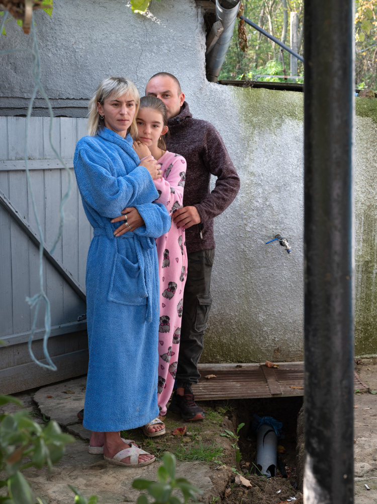 Olga M., 33, und Nazarij M., 33, mit ihrer Tochter Anastasia, 12, aus Bukatynka |UkraineUnguri | Moldau 10/2022 © Frank Gaudlitz