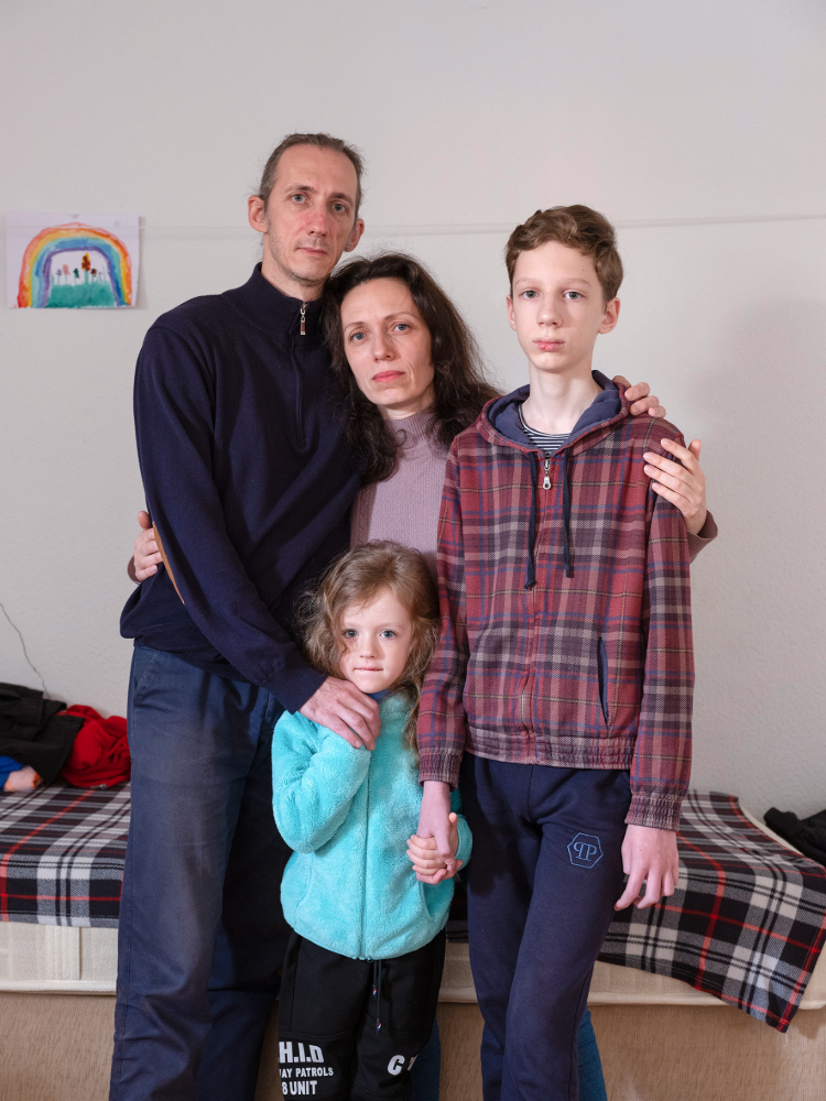 Nina M., 45, und Evgenij M., 49, mit ihren Kindern Timur, 12, und Aljona, 5, aus Mariupol | Ukraine Unterkunft für Geflüchtete, Tiflis | Georgien 4/2023 © Frank Gaudlitz Nina M., 45, und Evgenij M., 49, mit ihren Kindern Timur, 12, und Aljona, 5, aus Mariupol | Ukraine Unterkunft für Geflüchtete, Tiflis | Georgien 4/2023 © Frank Gaudlitz