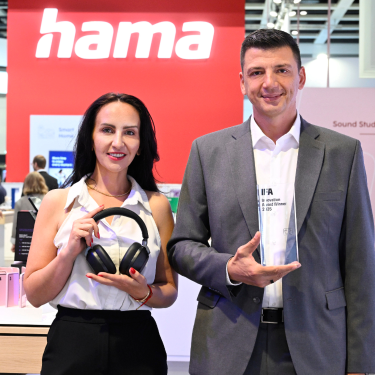 Produktmanagerin Nadja Miller und Geschäftsführer Christian Sokcevic präsentieren den IFA Innovation Award Copyright © Hama GmbH & Co KG Produktmanagerin Nadja Miller und Geschäftsführer Christian Sokcevic präsentieren den IFA Innovation Award Copyright © Hama GmbH & Co KG