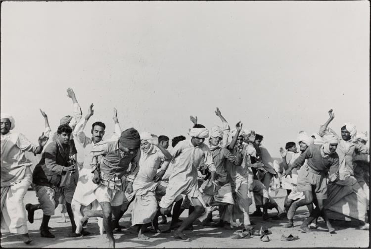 Henri Cartier-Bresson, Sport in einem Flüchtlingslager, Kurukshetra, 1948, © Fondation Henri Cartier-Bresson/ Magnum Photos Henri Cartier-Bresson, Sport in einem Flüchtlingslager, Kurukshetra, 1948, © Fondation Henri Cartier-Bresson/ Magnum Photos