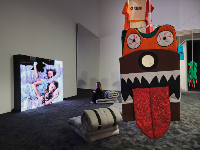 Für Kinder. Kunstgeschichten seit 1968links: Harun Farocki, Bedtime Stories (Cat), 1973–74 rechts: Rivane Neuenschwander, in Zusammenarbeit mit Guto Carvalhoneto, The Name of Fear / Rio de Janeiro (Monster | Fremder), 2017 Ausstellungsansicht Haus der Kunst München, 2025 Foto: Agostino Osio