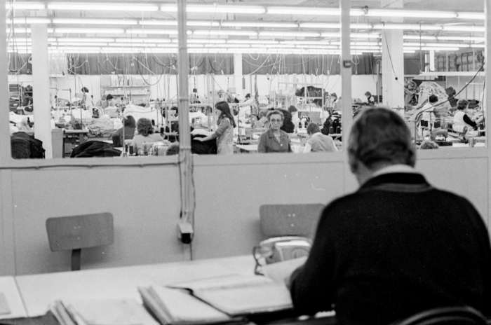 Nähereibetrieb „Mertes & Söhne“: Alsdorf 1979. Näherei für Berufsbekleidung. Der Betriebsleiter hat die gesamte Produktion im Blick. © Muhlis Kenter
