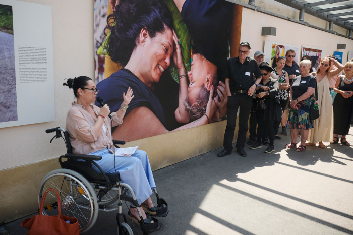 ME/CFS-Betroffene Kornelia Spahn in der Ausstellung von Brent Stirton © Johannes Zinner