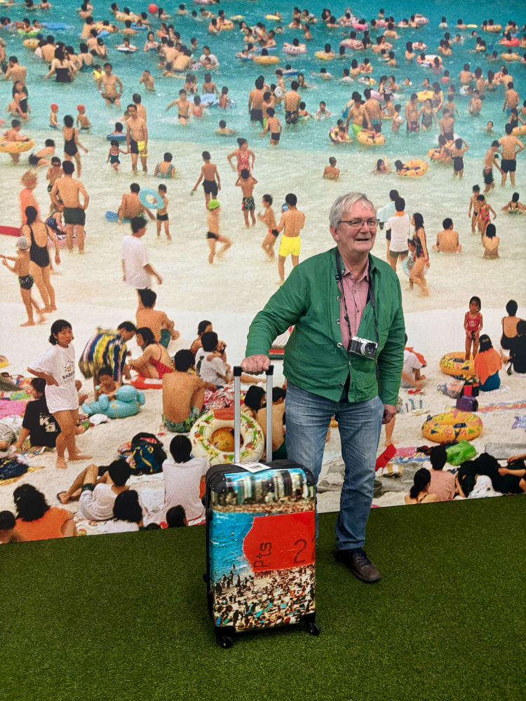 Martin Parr vor einem seiner berühmtesten Bilder copyright Frederic Lezmi fuer Grand Hotel Parr The PhotoBook Museum Martin Parr vor einem seiner berühmtesten Bilder copyright Frederic Lezmi fuer Grand Hotel Parr The PhotoBook Museum