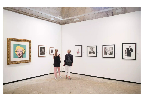 ine vergangene Ausstellung in Arles mit vielen weltberühmten Bildern wie Albert Einstein mit herausgestreckter Zunge von Arthur Sasse oder das Motiv von Alfred Hitchcock von Albert Watson