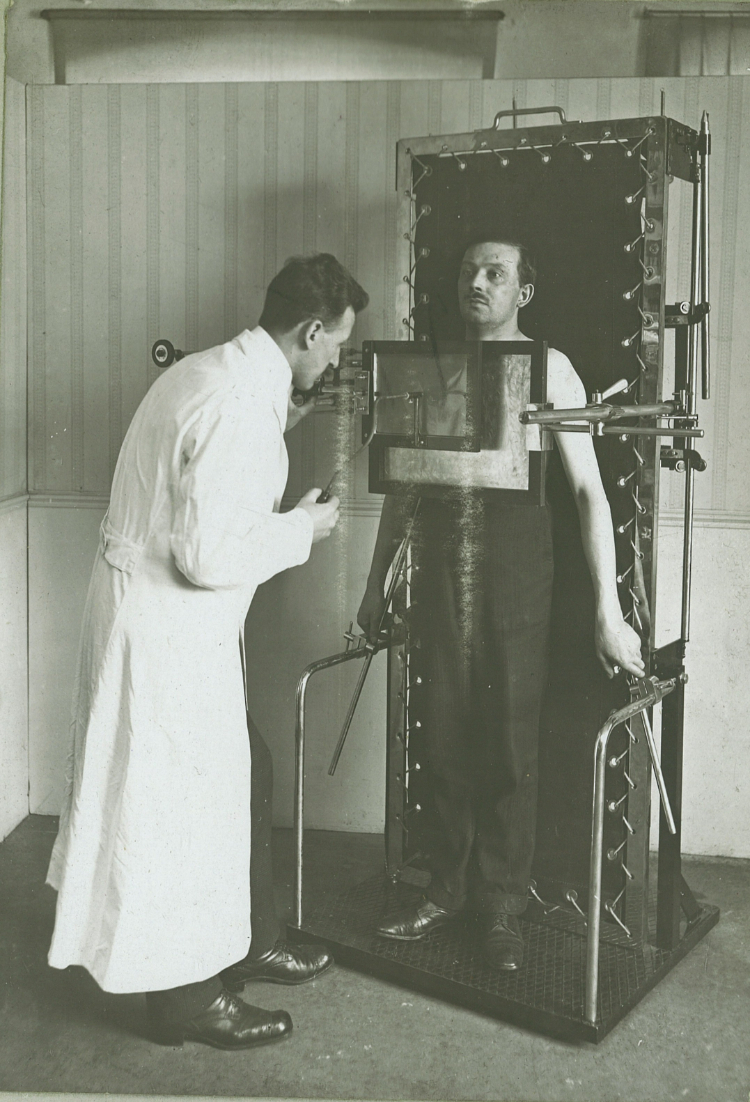 Orthodiagraphie am Klinoskop, um 1907 Quelle: Siemens Healthineers Historical Institute Orthodiagraphie am Klinoskop, um 1907 Quelle: Siemens Healthineers Historical Institute