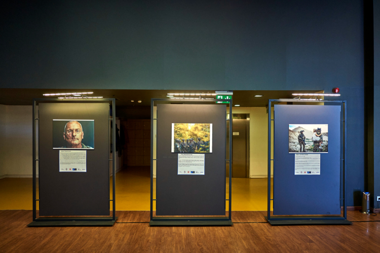 Jana Neumann (Behind the Alliance, Platz 1): Oberstabsfeldwebel Meik Briest – seine im Kosovo erlittenen Minenverletzungen erzählen von Einsatz, Konsequenz und Resilienz. (Foto: YATA)Pia Stürzebecher (Behind the Alliance, Platz 2): Reservisten nach einer kräftezehrenden Wochenendübung bei Aschaffenburg – Engagement neben Beruf und Familie. (Foto: YATA) Siim Verner Teder (Behind the Alliance, Platz 3): Übungsdreh mit Spezialkräften – unterbrochen, weil ein Kind Hilfe brauchte: gelebte Werte im Einsatzalltag. (Foto: YATA)