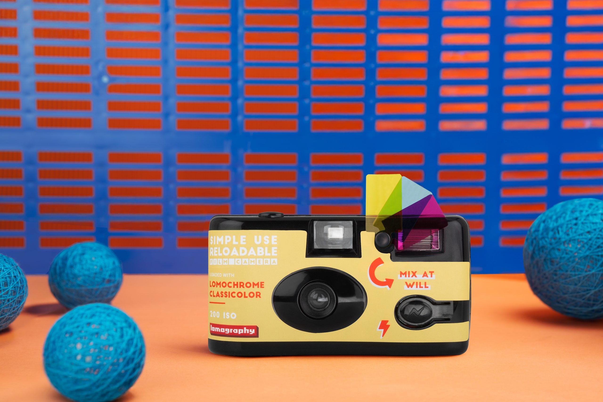 simple-use-camera-classicolor__front-with-background__horizontal