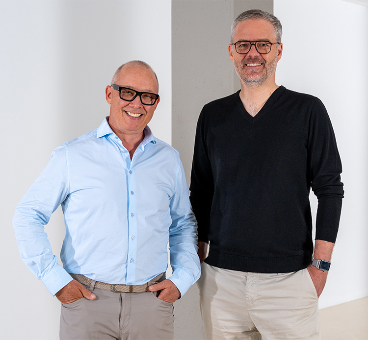Führungswechsel bei Pixum: Gründer Daniel Attallah leitet neue Ära ein Daniel Attallah (l.) übergibt die Geschäftsführung von Pixum an Thomas Alscheid. © Pixum