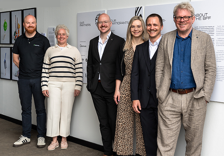 WhiteWall BFF Forderpreis 2026_WhiteWallProduktmanager_ WhiteWall CEO_BFF Vorstand @WhiteWall (002) wp Preisvergabe BFF-Förderpreis 2025/26. Personden von l.n.r.: Jan Ole Schmidt, Produktmanager White Wall, Petra Felgen, CEO White Wall, sowie die Vorstände des BFF-Förderkreises, Hendrik Lüders, Anja Segermann, Jonas Ruhs, Götz Schleser. © WhiteWall