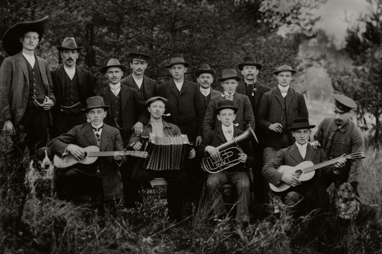 csm_CT3-4-14_Bauerngruppe_mit_Musikern__1912_9e3deb57b6